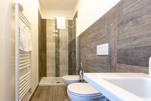 Kamar Double (n.2) | Kamar mandi | Shower, pancuran hujan, perlengkapan mandi gratis, dan pengering rambut