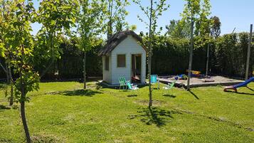 Tempat bermain anak - outdoor