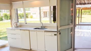 Deluxe Studio, Multiple Beds, Garden View | Private kitchen | Oven, stovetop, dishwasher, coffee/tea maker