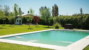 Kolam renang outdoor musiman, dengan payung kolam renang