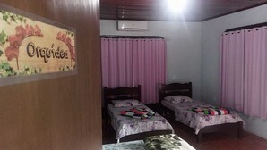 In-room safe, blackout drapes, WiFi (free), bed sheets - Pousada Cidade Verde (Tres Coroas)