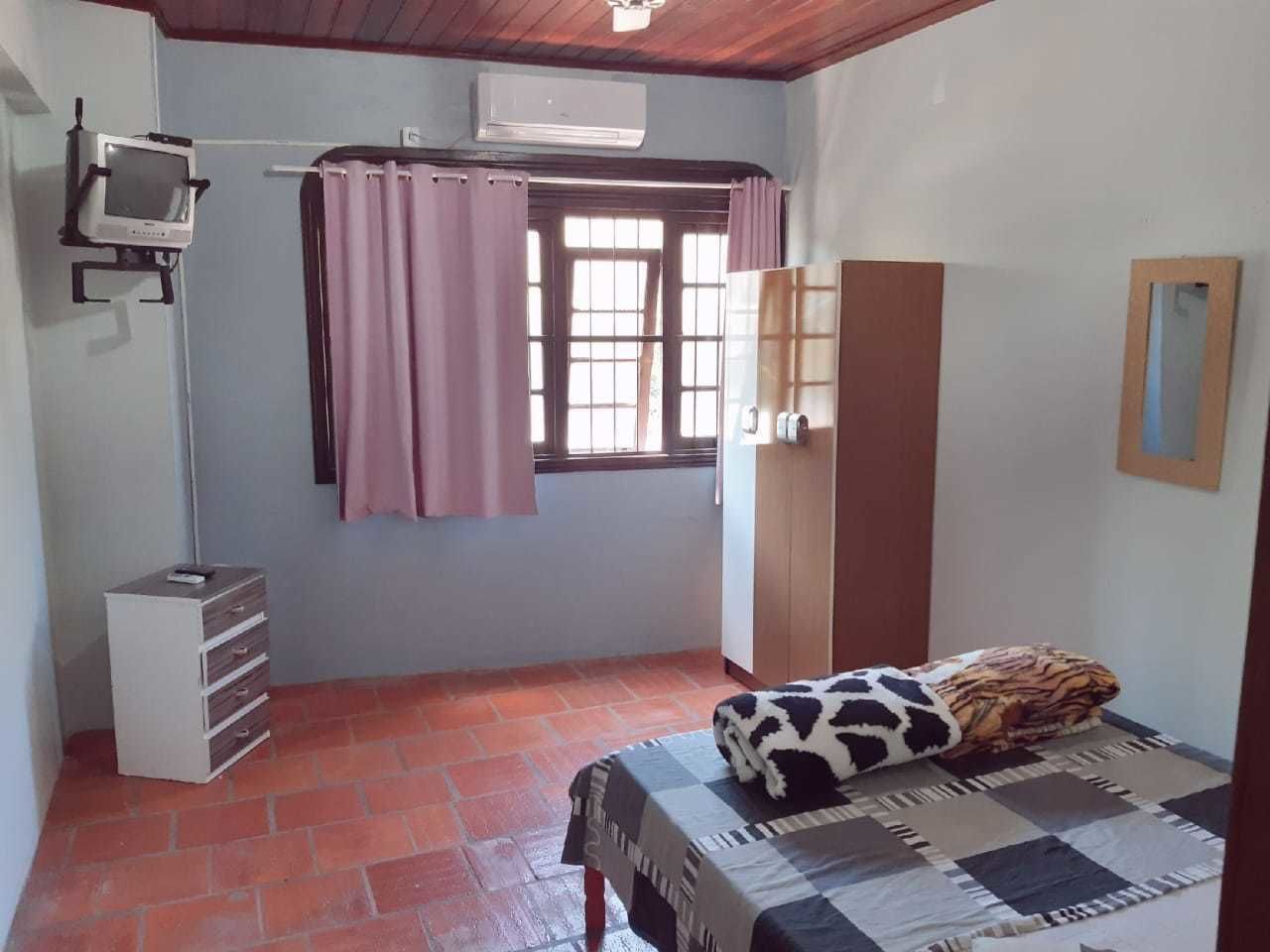 غرفة لفردين - بحمام مشترك | خزنة داخل الغرفة وستائر تعتيم وواي فاي مجانًا وملاءات أسرّة