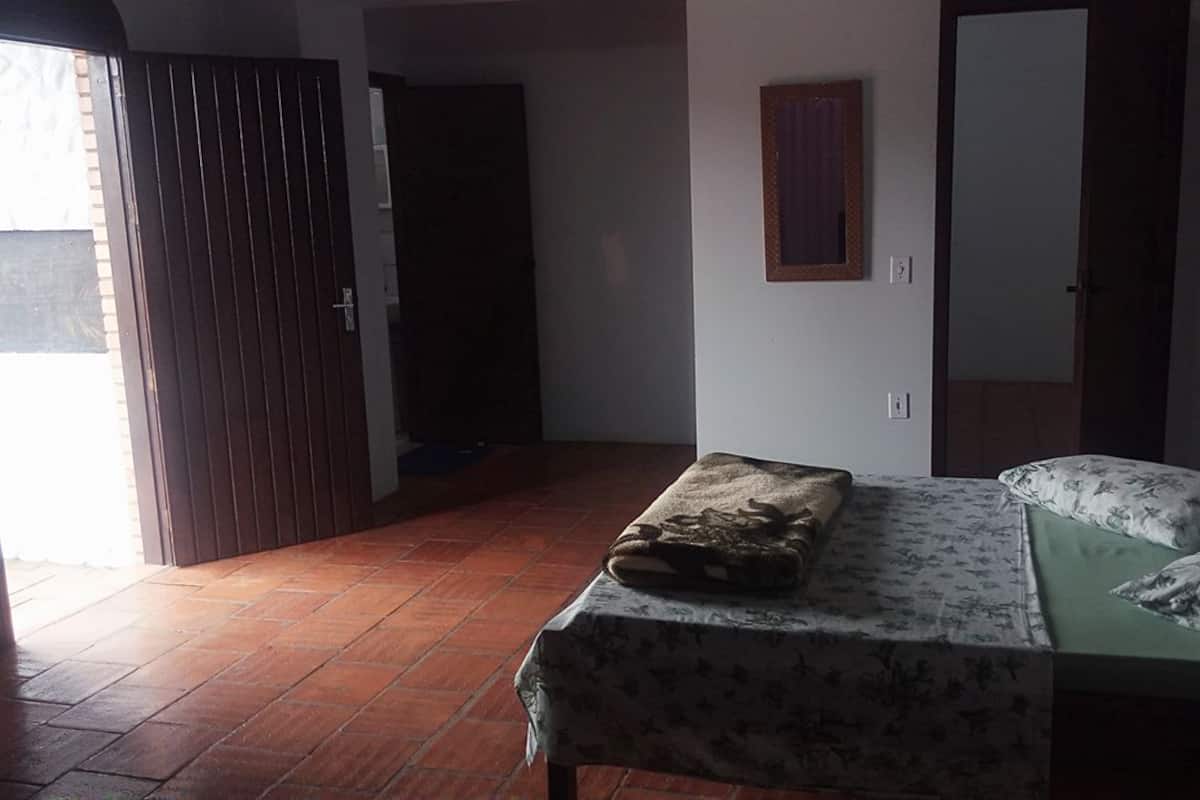 Suite, veranda | Een kluis op de kamer, verduisterende gordijnen, gratis wifi, beddengoed