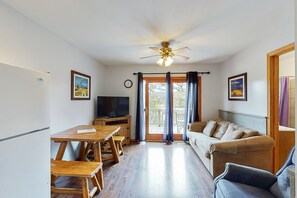 Hytte – deluxe, 2 soverom, utsikt mot innsjø | Oppholdsområde | En 43-tommers smart-TV med kabel-kanaler samt TV