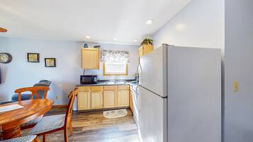 2 Bedroom Queen Cabin 2, Lake View | Free WiFi, bed sheets