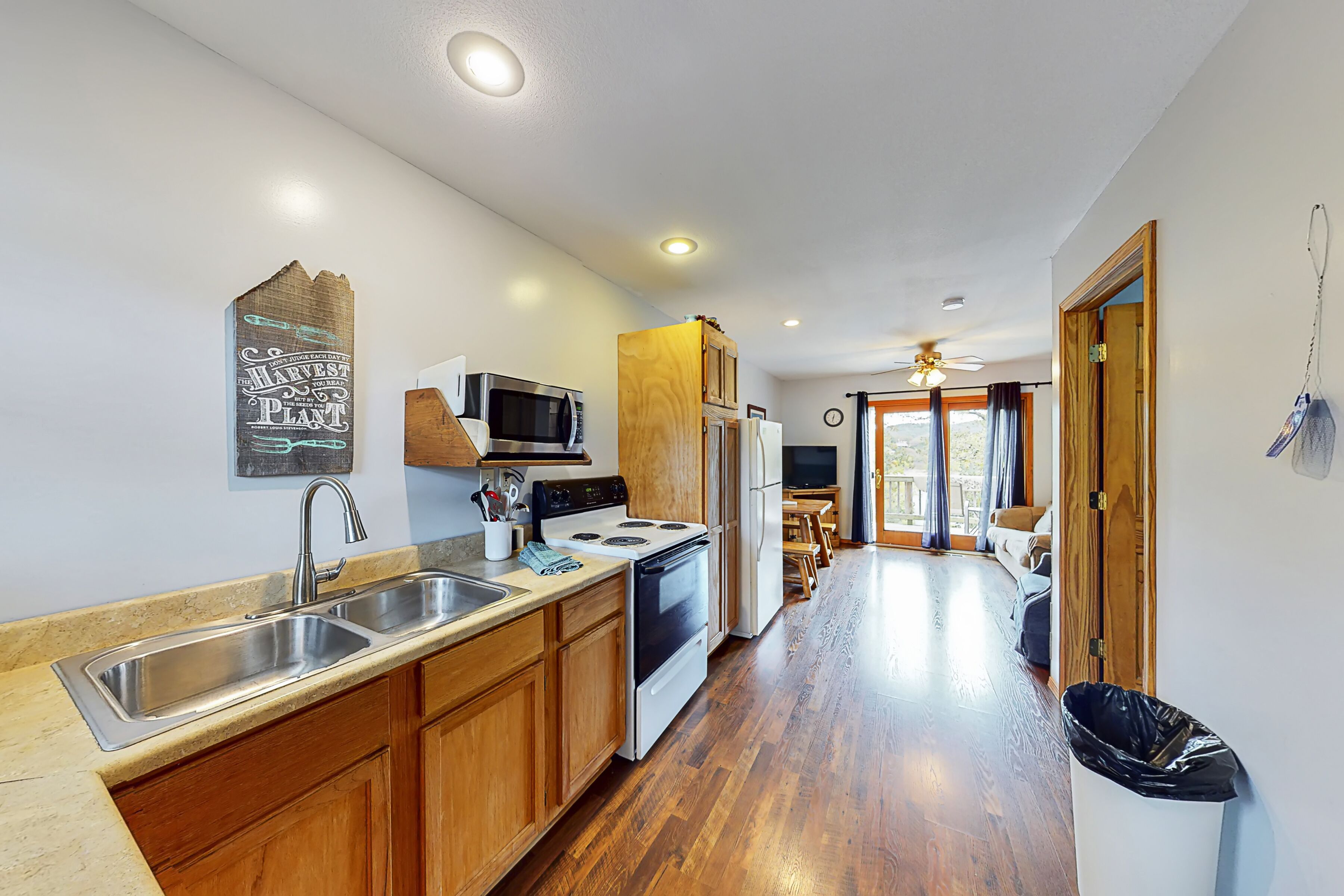 Deluxe Cabin, 2 Bedrooms, Lake View | Private kitchen | Full-sized fridge, microwave, oven, stovetop