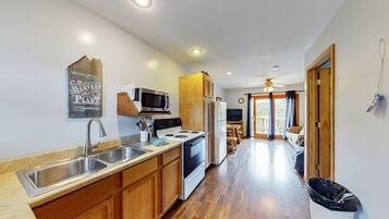 Deluxe Cabin, 2 Bedrooms, Lake View | Private kitchen | Full-sized fridge, microwave, oven, stovetop