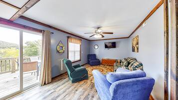 Rumah Keluarga, 4 kamar tidur, Bebas Asap Rokok, pemandangan danau | Area keluarga | Smart TV 43-inci dengan saluran TV kabel dan TV