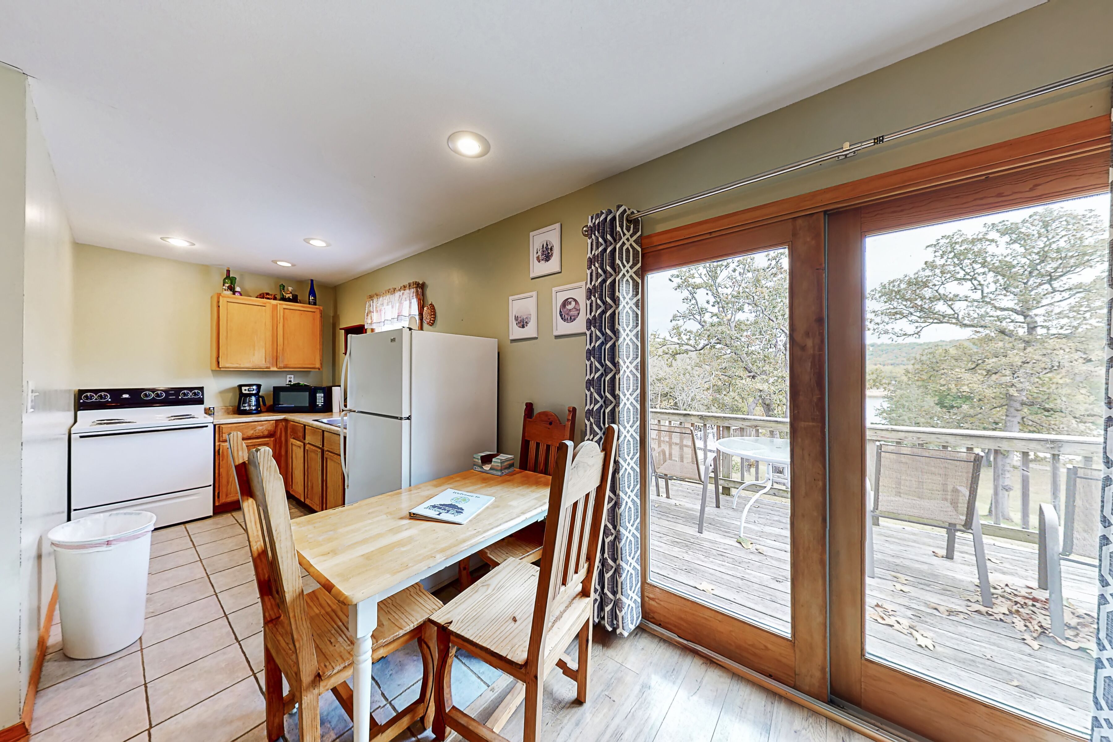 Cabin truyền thống, 2 giường cỡ queen, quang cảnh hồ | Bếp riêng | Tủ lạnh, lò vi sóng, lò nướng, bếp nấu 