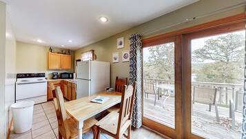 2 Bedroom Queen Cabin 6, Lake View | Private kitchen | Full-size fridge, microwave, oven, stovetop