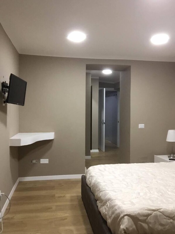 4 人部屋 | 高級寝具、デスク、WiFi (無料)、ベッドシーツ