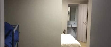 Ropa de cama de alta calidad, escritorio, wifi gratis y ropa de cama