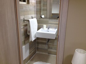 Chambre simple | Salle de bain | Douche, douche cascade, articles de toilette (gratuits)