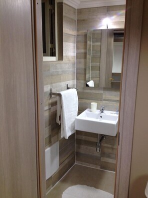 Dusche, Regendusche, kostenlose Toilettenartikel, Haartrockner