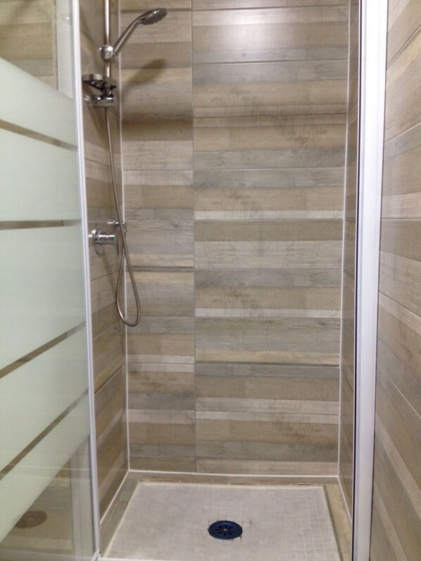 Chambre double | Salle de bain | Douche, douche cascade, articles de toilette (gratuits)