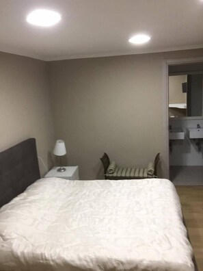 Vierbettzimmer | Hochwertige Bettwaren, Schreibtisch, kostenloses WLAN, Bettwäsche