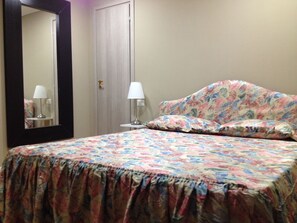 Hochwertige Bettwaren, Schreibtisch, kostenloses WLAN, Bettwäsche