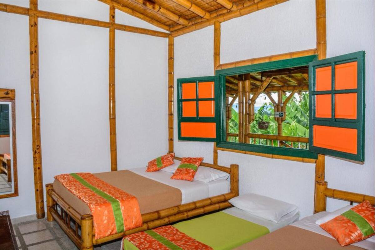 Chambre Triple, plusieurs lits | Minibar, fer et planche à repasser, Wi-Fi gratuit, draps fournis