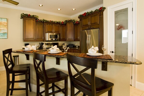 House, 4 Bedrooms | Private kitchen