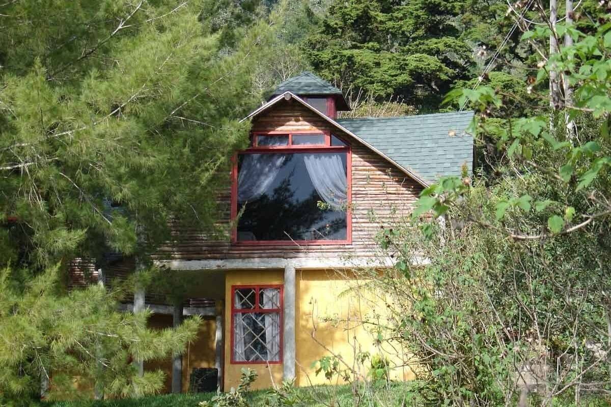 6 bedrooms, individually decorated, individually furnished, bed sheets