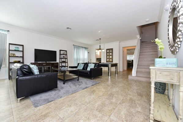 Casa, 6 habitaciones | Área de sala de estar | Televisión de pantalla plana, reproductor de DVD y futbolito 