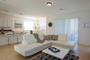 House, 5 Bedrooms | Living area