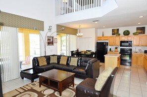 Talo, 6 makuuhuonetta | Oleskelualue | Televisio, DVD-soitin