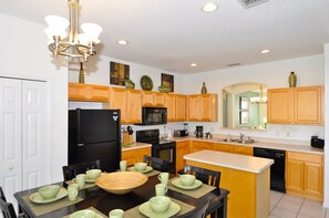 House, 6 Bedrooms | Private kitchen