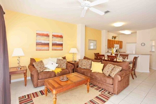 Townhome - 3 sovrum | Vardagsrum | Platt-tv