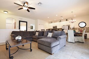 وحدة سكنية متصلة - ٤ غرف نوم | منطقة المعيشة | تلفزيون بشاشة مسطحة، مشغل دي في دي