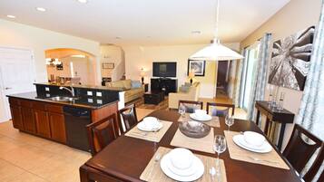 House, 5 Bedrooms | In-room dining