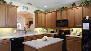 House, 6 Bedrooms | Private kitchen | Dishwasher