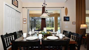 House, 6 Bedrooms | In-room dining