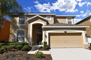 House, 6 Bedrooms | Front of property