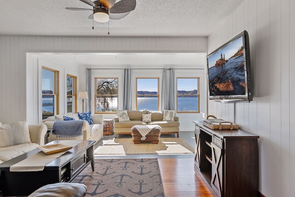 TV connectée, lecteur de DVD, livres, chaîne hi-fi