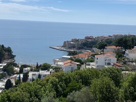 Un pueblo costero con edificios, un muelle y una vista despejada del mar.