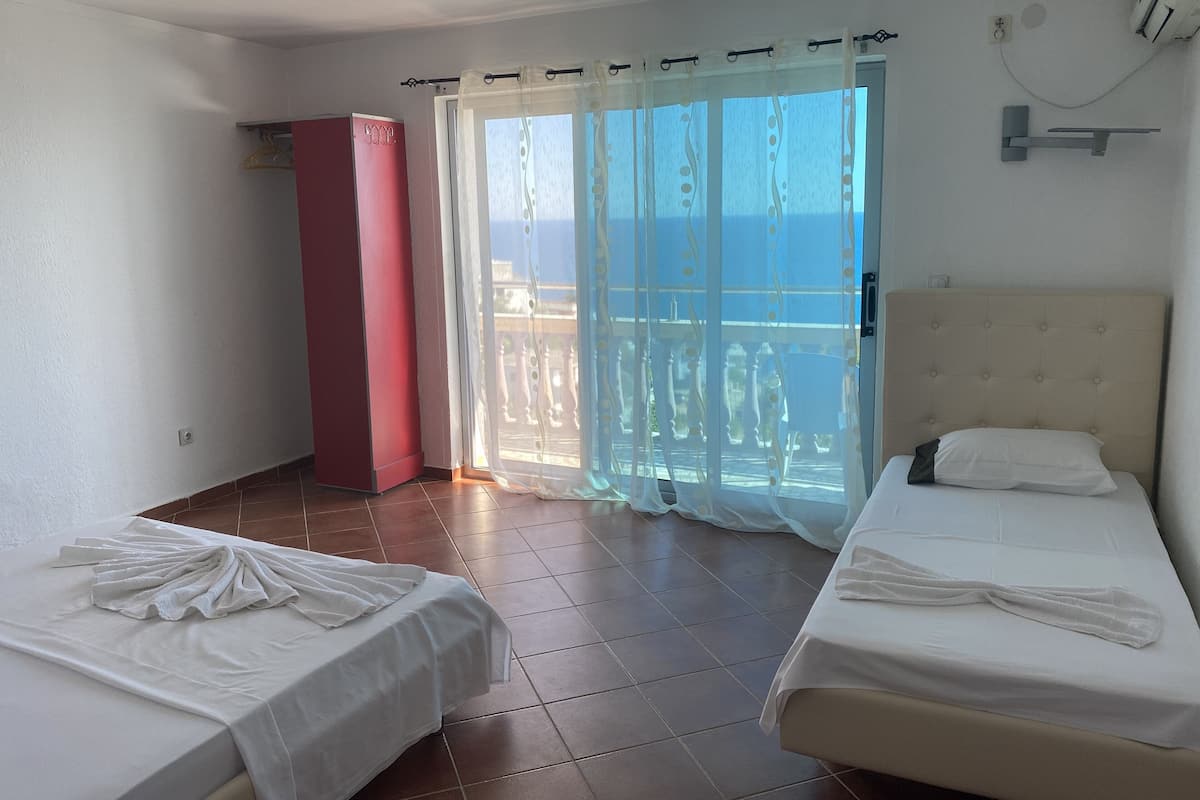 1 habitación, escritorio, cortinas blackout y ropa de cama