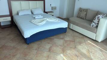 Skrivbord, mörkläggningsgardiner och sängkläder