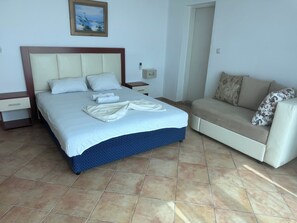 Desk, blackout curtains, bed sheets - Apartments & Rooms Rozana (Ulcinj)