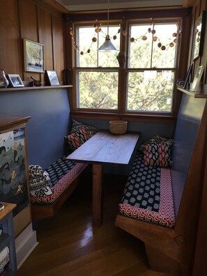 Dining - CHARMING,QUIET, SPACIOUS BUNGALOW,NEAR SUNSET BEACH, WALKING TRAIL,BIKE PATH,BUS (Nantucket)