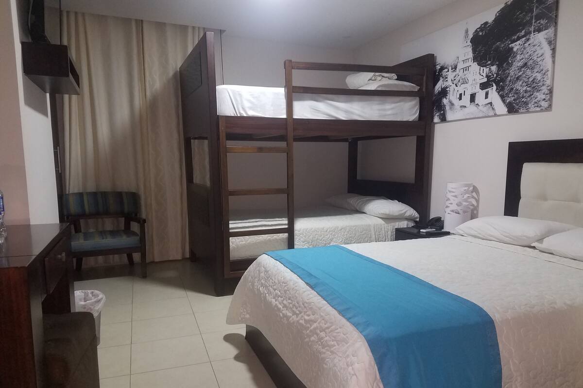 Kamar Triple Standar | Minibar, meja kerja, tirai kedap cahaya, dan setrika/meja setrika