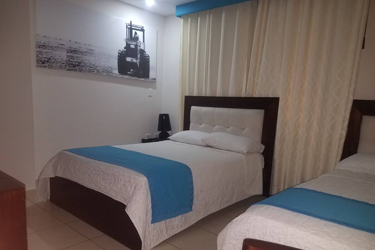 Minibar, meja kerja, tirai kedap cahaya, dan setrika/meja setrika