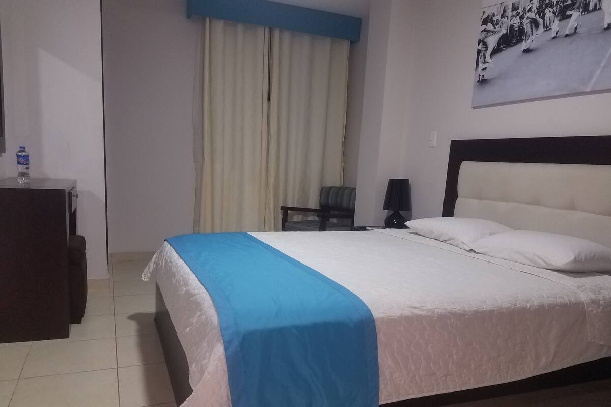 Frigobar, escrivaninha, cortinas blackout, ferros/tábuas de passar roupa