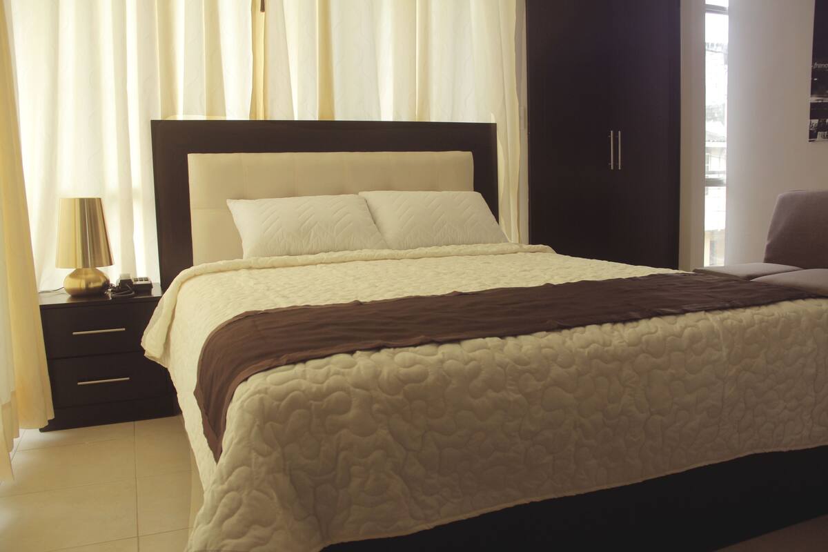 Suite Standar | Minibar, meja kerja, tirai kedap cahaya, dan setrika/meja setrika
