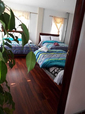 Habitación cuádruple, varias camas | Cortinas opacas y wifi gratis
