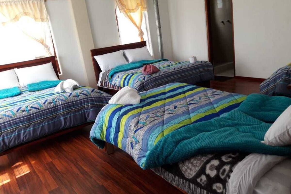 Quarto quádruplo, várias camas | Cortinas blackout, Wi-Fi de cortesia