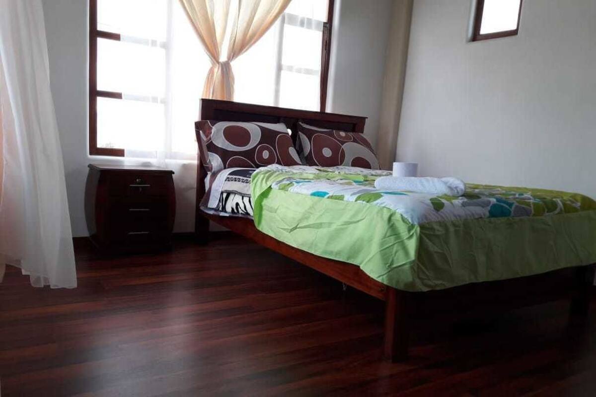 Quarto casal, 1 cama de casal | Cortinas blackout, Wi-Fi de cortesia