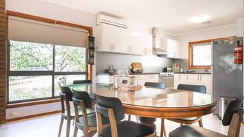 منزل مريح - ٤ غرف نوم - بحمامين | تناول الطعام داخل الغرفة