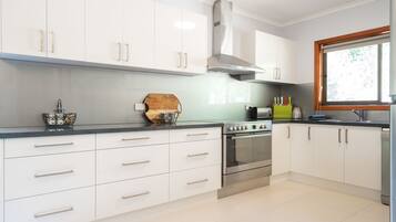 منزل مريح - ٤ غرف نوم - بحمامين | مطبخ خاص | ثلاجة/مجمد بحجم كبير، ميكروويف، فرن، موقد طهي مسطح