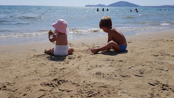 Solstolar och strandhanddukar